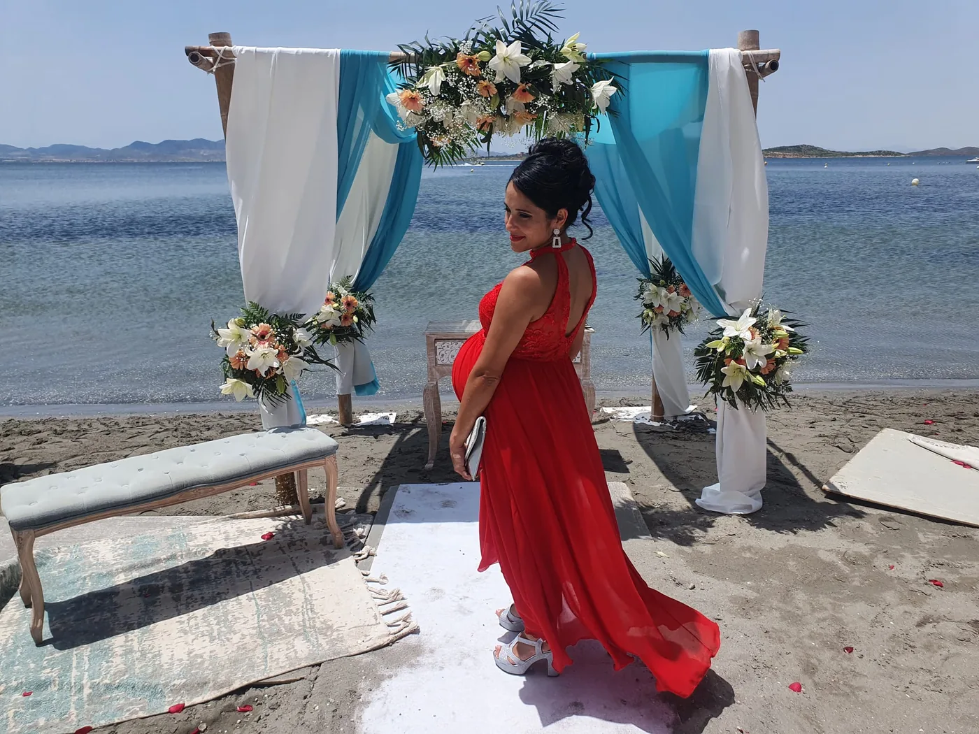 Invitada con recogido alto en una boda a la orilla del mar