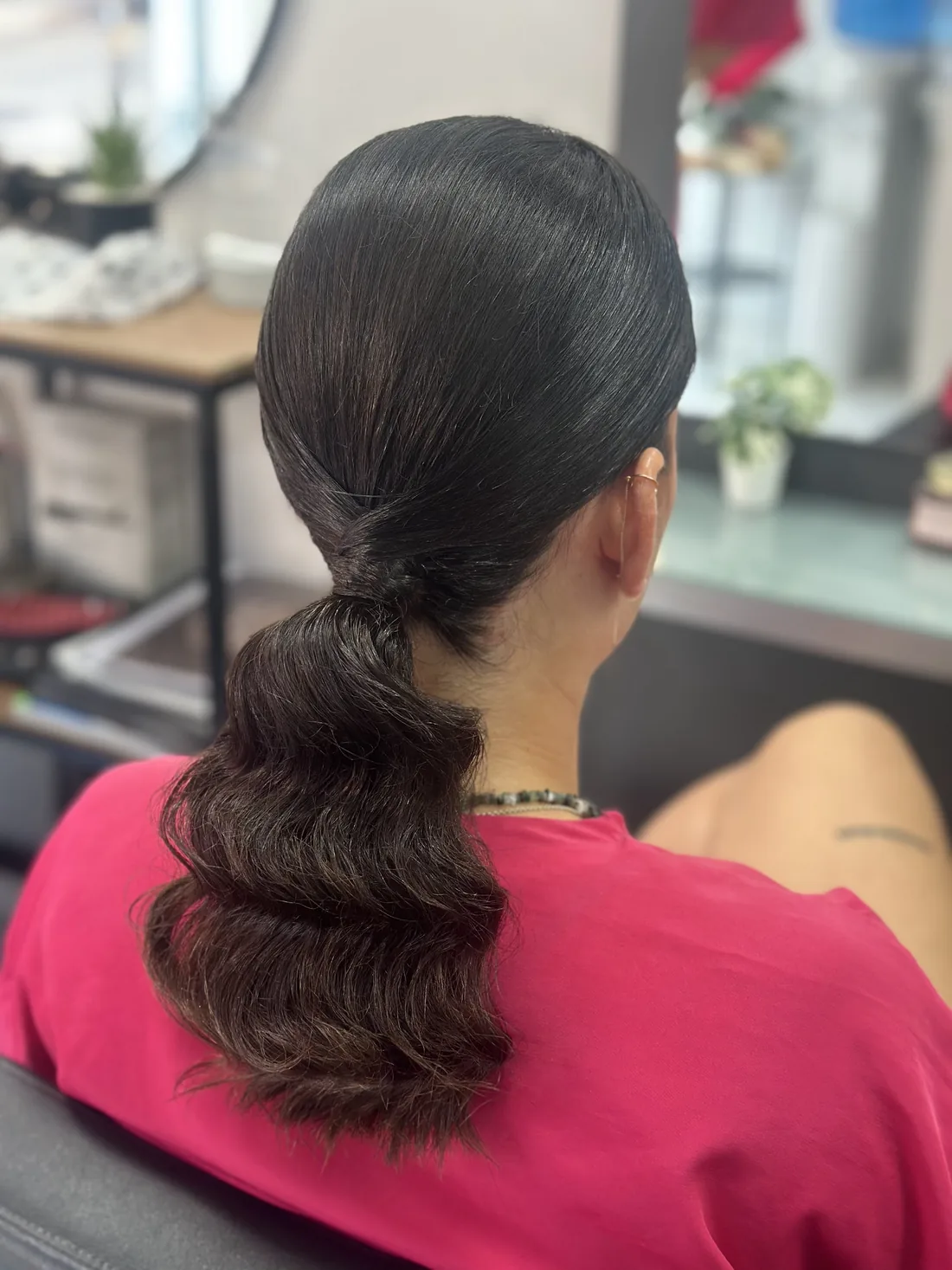 Coleta baja con onda al agua, pelo moreno