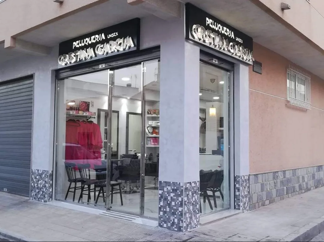 Fachada del salón en la esquina de la calle Río Segura, con el rótulo Peluquería Unisex Cristina García